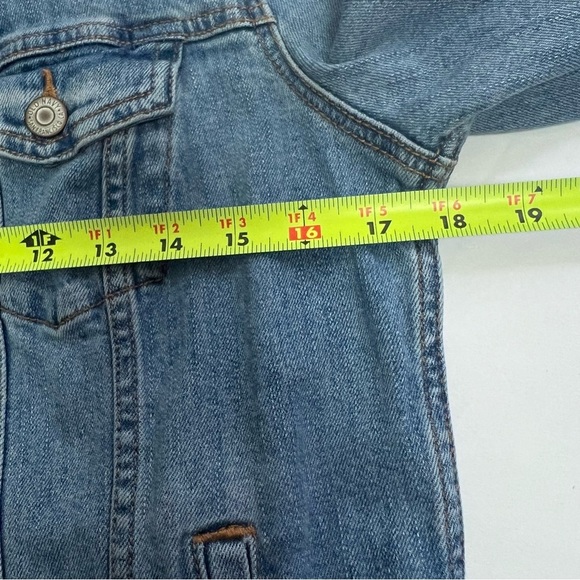 Old Navy Women’s Denim Jean Jacket Sz Medium Medium Wash Distressed Pockets - Picture 6 of 8
